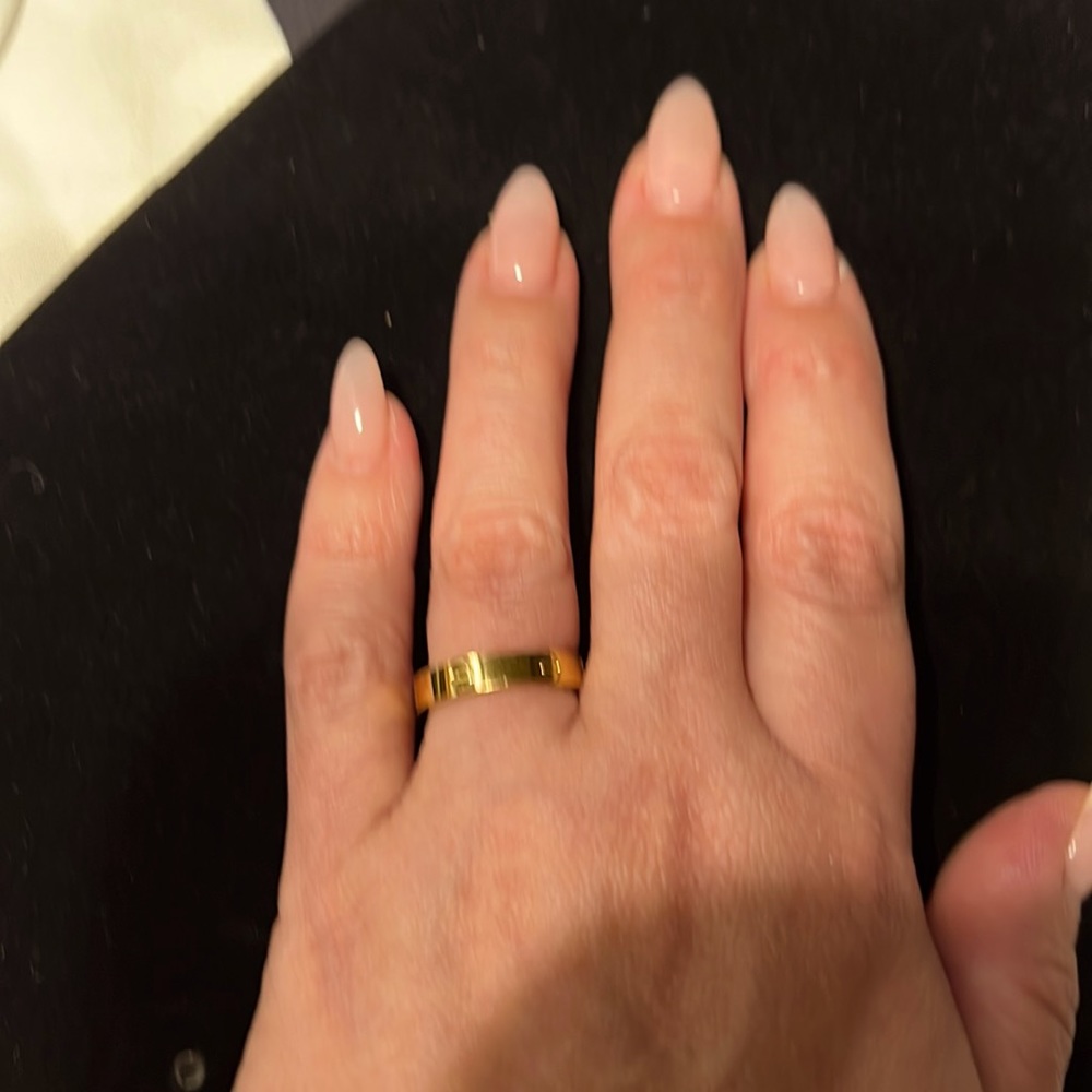 COPY GOLD- NEW STERLING SILVER BAND 14kt . SIMPLE BAND WITH SCREWS.size 7
